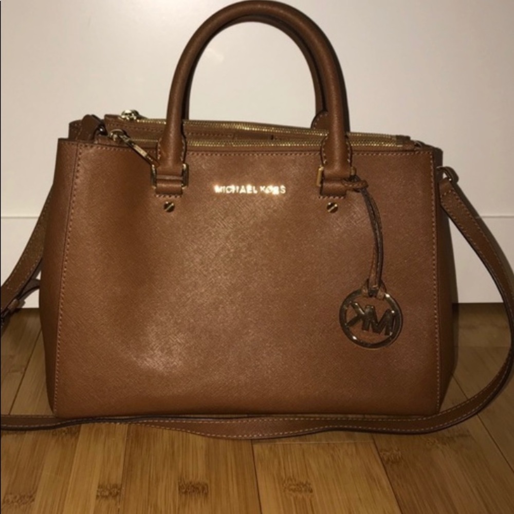 MK satchel -TV $300 but negot on all prices ☺️